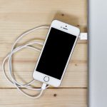 הזהרות מחברת אפל לבעלי iPhone: הטעינה בשעות הלילה עשויה להציב בסיכון